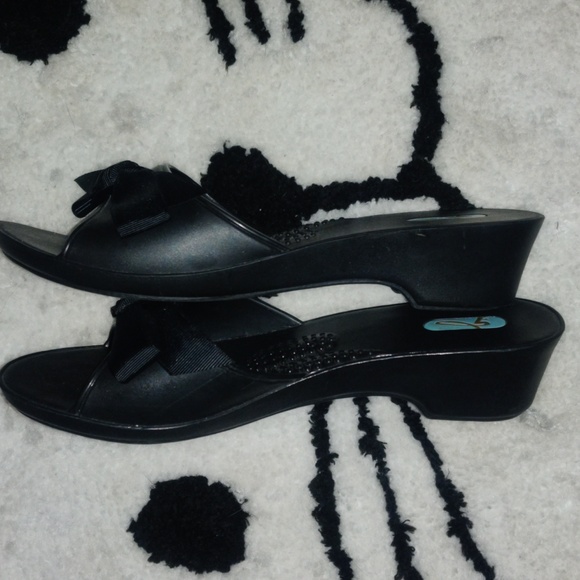 ๐OKAb (Oka - bee)๐ Sandals - Picture 2 of 3